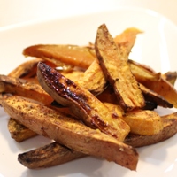 Image of sweet potato fries with cinnamon and maple syrup.