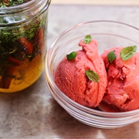Image of Strawberry Frozen Yogurt with Flavoured Honey