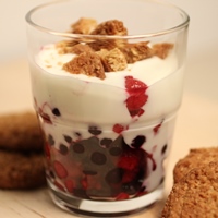 Image of crunchy raspberry yogurt parfait.