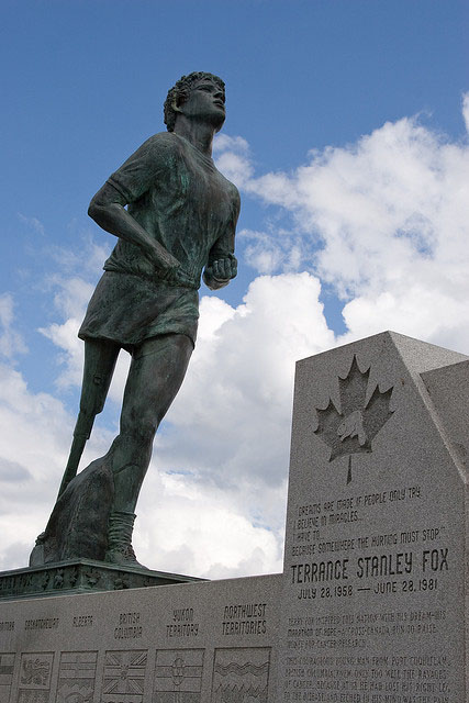 Image of the Terry Fox memorial statue in Thunder Bay, ON