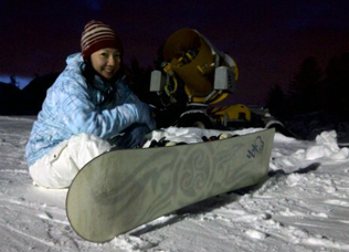 Image of Aileen and her snowboard on snow