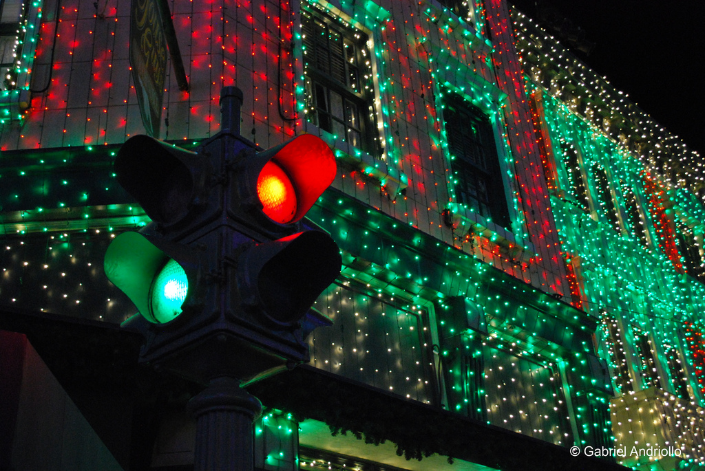 Image of a stoplight at night