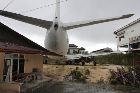Image of plane in a backyard